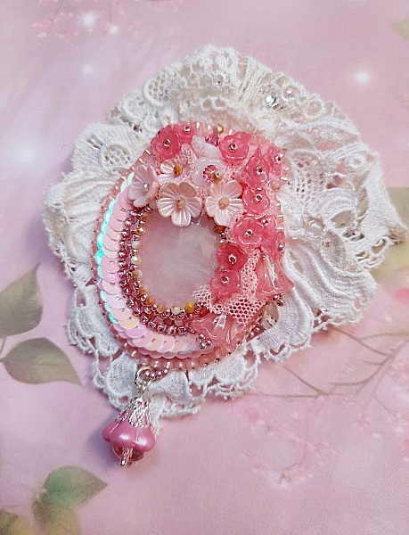 Pendentif C&oelig;ur de Quartz brod&eacute; avec cabochon Quartz, sequins, fleurs verres, dentelle et Perles Cristal Swarovski