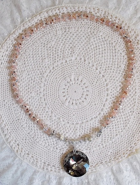 Pendentif Coco brod&eacute; avec des cristaux de Swarovski et un m&eacute;daillon cristal fum&eacute;