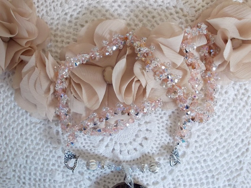 Pendentif Coco brod&eacute; avec des cristaux de Swarovski et un m&eacute;daillon cristal fum&eacute;