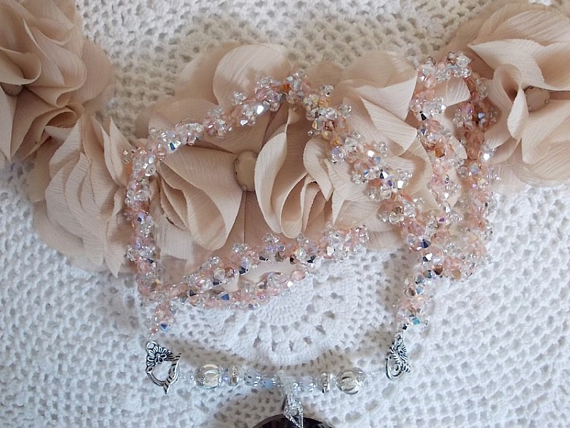 Pendentif Coco brod&eacute; avec des cristaux de Swarovski et un m&eacute;daillon cristal fum&eacute;