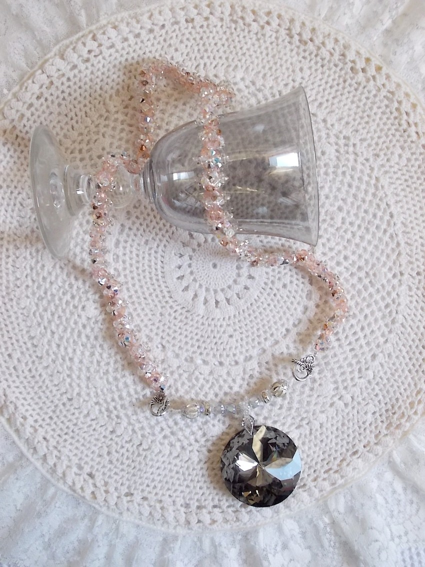 Pendentif Coco brod&eacute; avec des cristaux de Swarovski et un m&eacute;daillon cristal fum&eacute;