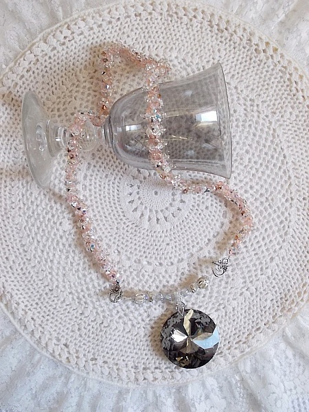 Pendentif Coco brod&eacute; avec des cristaux de Swarovski et un m&eacute;daillon cristal fum&eacute;