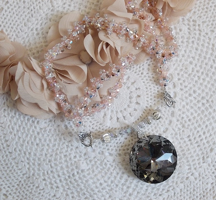 Pendentif Coco brod&eacute; avec des cristaux de Swarovski et un m&eacute;daillon cristal fum&eacute;