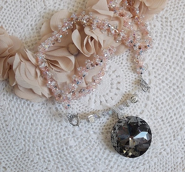 Pendentif Coco brod&eacute; avec des cristaux de Swarovski et un m&eacute;daillon cristal fum&eacute;