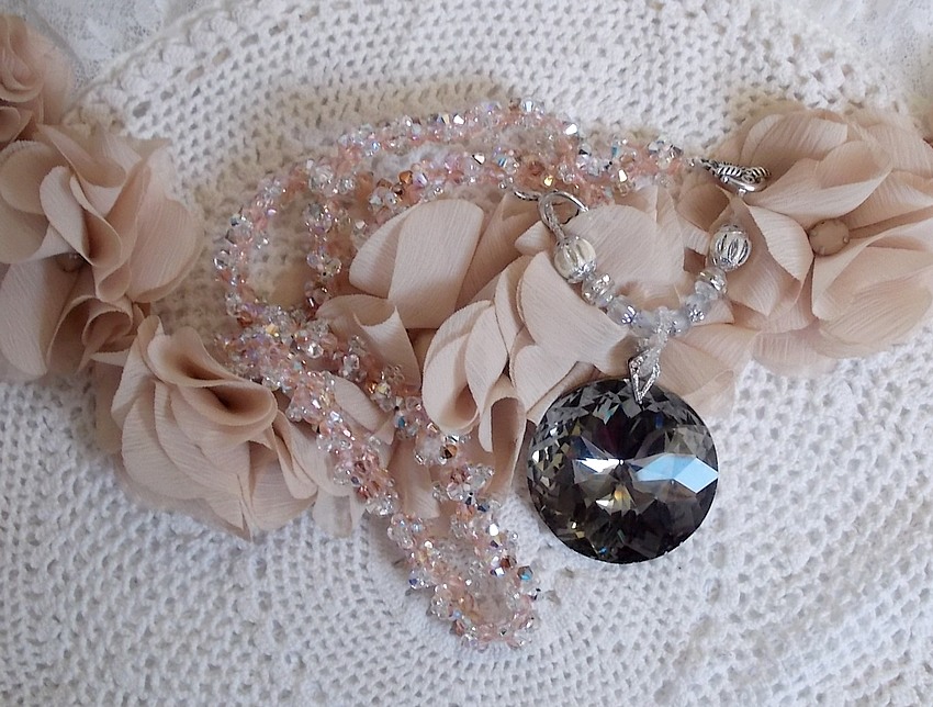 Pendentif Coco brod&eacute; avec des cristaux de Swarovski et un m&eacute;daillon cristal fum&eacute;