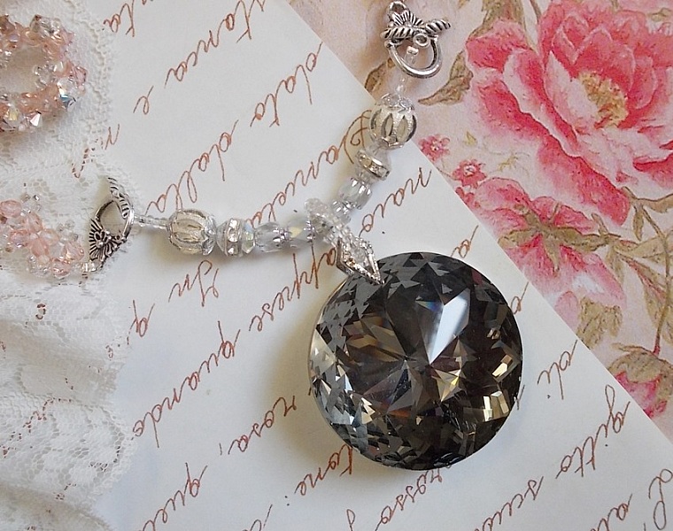 Pendentif Coco brod&eacute; avec des cristaux de Swarovski et un m&eacute;daillon cristal fum&eacute;