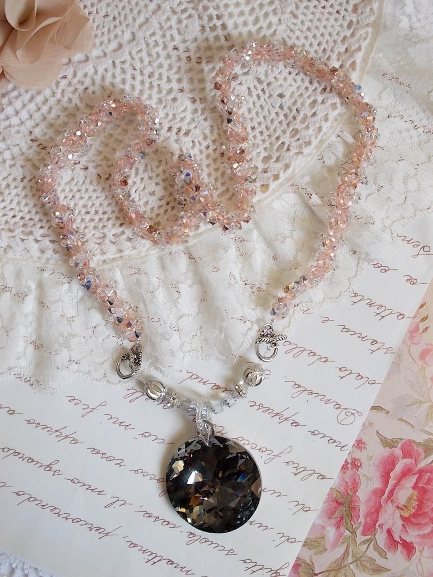 Pendentif Coco brod&eacute; avec des cristaux de Swarovski et un m&eacute;daillon cristal fum&eacute;
