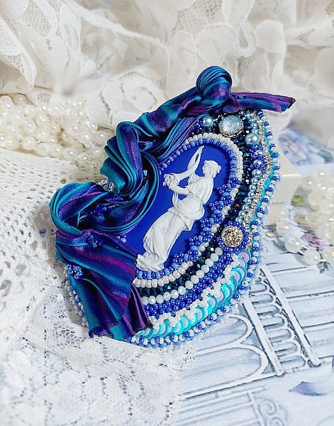 Pendentif brodé Corne d'Abondance avec cabochon porcelaine et cristaux.
