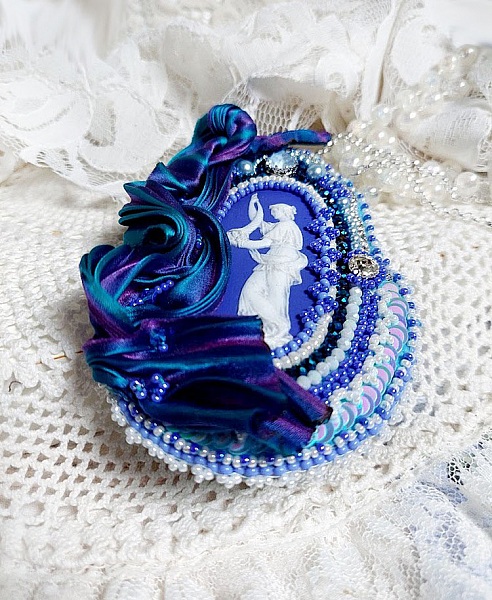 Pendentif brodé Corne d'Abondance avec cabochon porcelaine et cristaux.