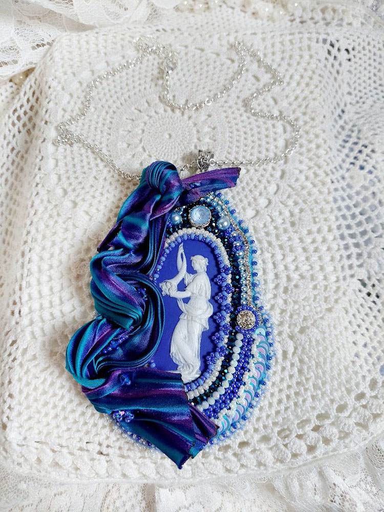 Pendentif brodé Corne d'Abondance avec cabochon porcelaine et perles.