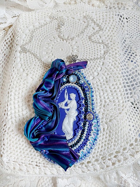 Pendentif brodé Corne d'Abondance avec cabochon porcelaine et perles.