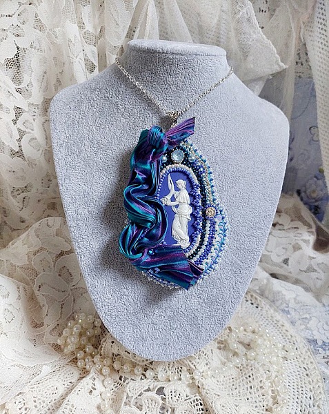 Pendentif brodé Corne d'Abondance avec cabochon porcelaine et soie.