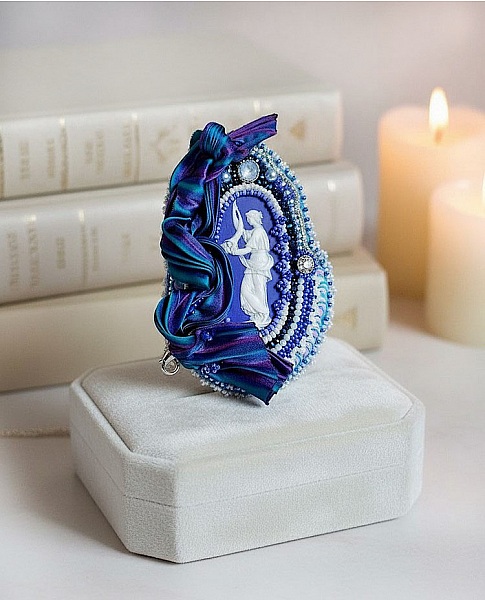 Pendentif brodé Corne d'Abondance avec cabochon en porcelaine bleue.