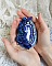 Pendentif brodé Corne d'Abondance avec cabochon en porcelaine bleue.