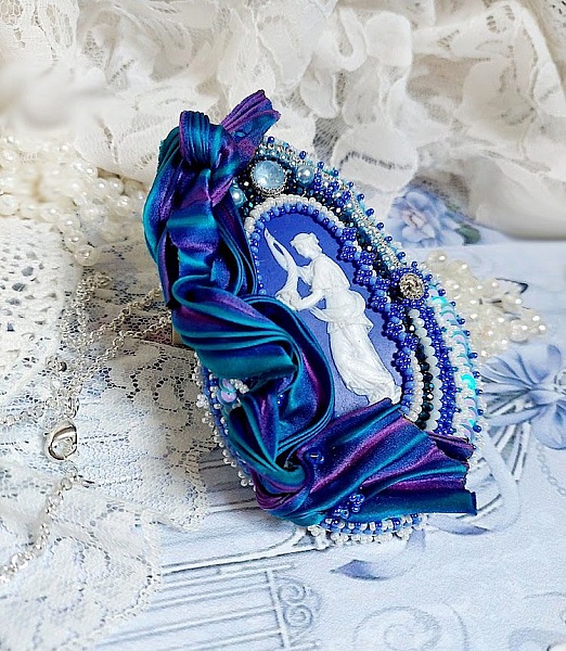 Pendentif brodé Corne d'Abondance avec cabochon porcelaine bleu.