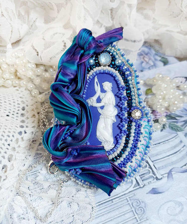 Pendentif brodé Corne d'Abondance avec cabochon en porcelaine bleue.