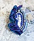 Pendentif brodé Corne d'Abondance avec cabochon en porcelaine bleue.