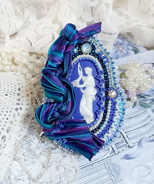 Pendentif brodé Corne d'Abondance avec cabochon en porcelaine bleue.