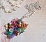 Pendentif Couronne Chic Printani&egrave;re cr&eacute;&eacute; avec diverses fleurs, perles nacr&eacute;es, Murano, cristaux, Am&eacute;thyst et autres avec une cha&icirc;ne en Argent