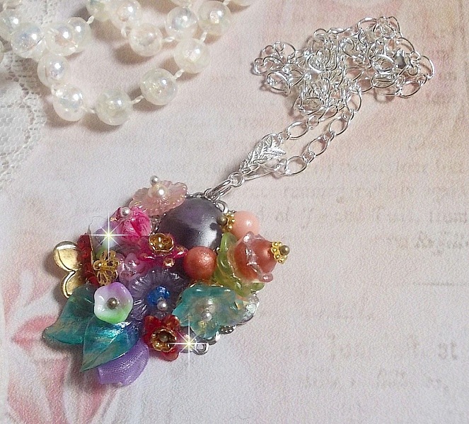Pendentif Couronne Chic Printani&egrave;re cr&eacute;&eacute; avec diverses fleurs, perles nacr&eacute;es, Murano, cristaux, Am&eacute;thyst et autres avec une cha&icirc;ne en Argent