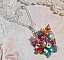Pendentif Couronne Chic Printani&egrave;re cr&eacute;&eacute; avec diverses fleurs, perles nacr&eacute;es, Murano, cristaux, Am&eacute;thyst et autres avec une cha&icirc;ne en Argent