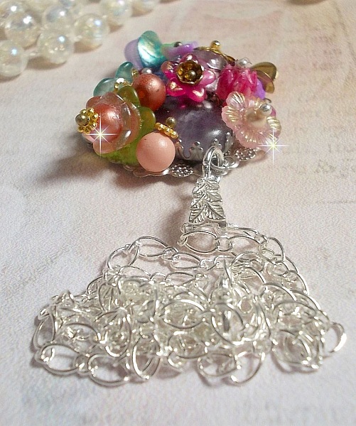 Pendentif Couronne Chic Printani&egrave;re cr&eacute;&eacute; avec diverses fleurs, perles nacr&eacute;es, Murano, cristaux, Am&eacute;thyst et autres avec une cha&icirc;ne en Argent