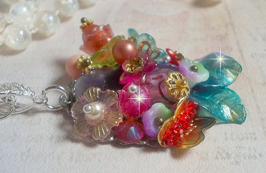 Pendentif Couronne Chic Printani&egrave;re cr&eacute;&eacute; avec diverses fleurs, perles nacr&eacute;es, Murano, cristaux, Am&eacute;thyst et autres avec une cha&icirc;ne en Argent