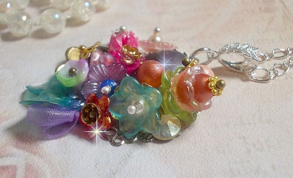 Pendentif Couronne Chic Printani&egrave;re cr&eacute;&eacute; avec diverses fleurs, perles nacr&eacute;es, Murano, cristaux, Am&eacute;thyst et autres avec une cha&icirc;ne en Argent