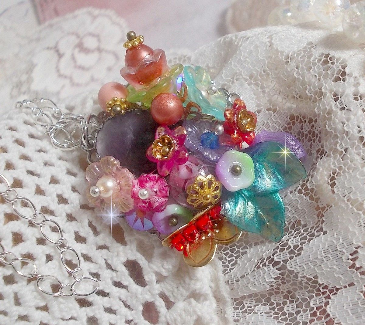 Pendentif Couronne Chic Printani&egrave;re cr&eacute;&eacute; avec diverses fleurs, perles nacr&eacute;es, Murano, cristaux, Am&eacute;thyst et autres avec une cha&icirc;ne en Argent