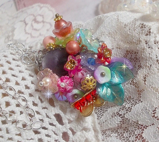 Pendentif Couronne Chic Printani&egrave;re cr&eacute;&eacute; avec diverses fleurs, perles nacr&eacute;es, Murano, cristaux, Am&eacute;thyst et autres avec une cha&icirc;ne en Argent