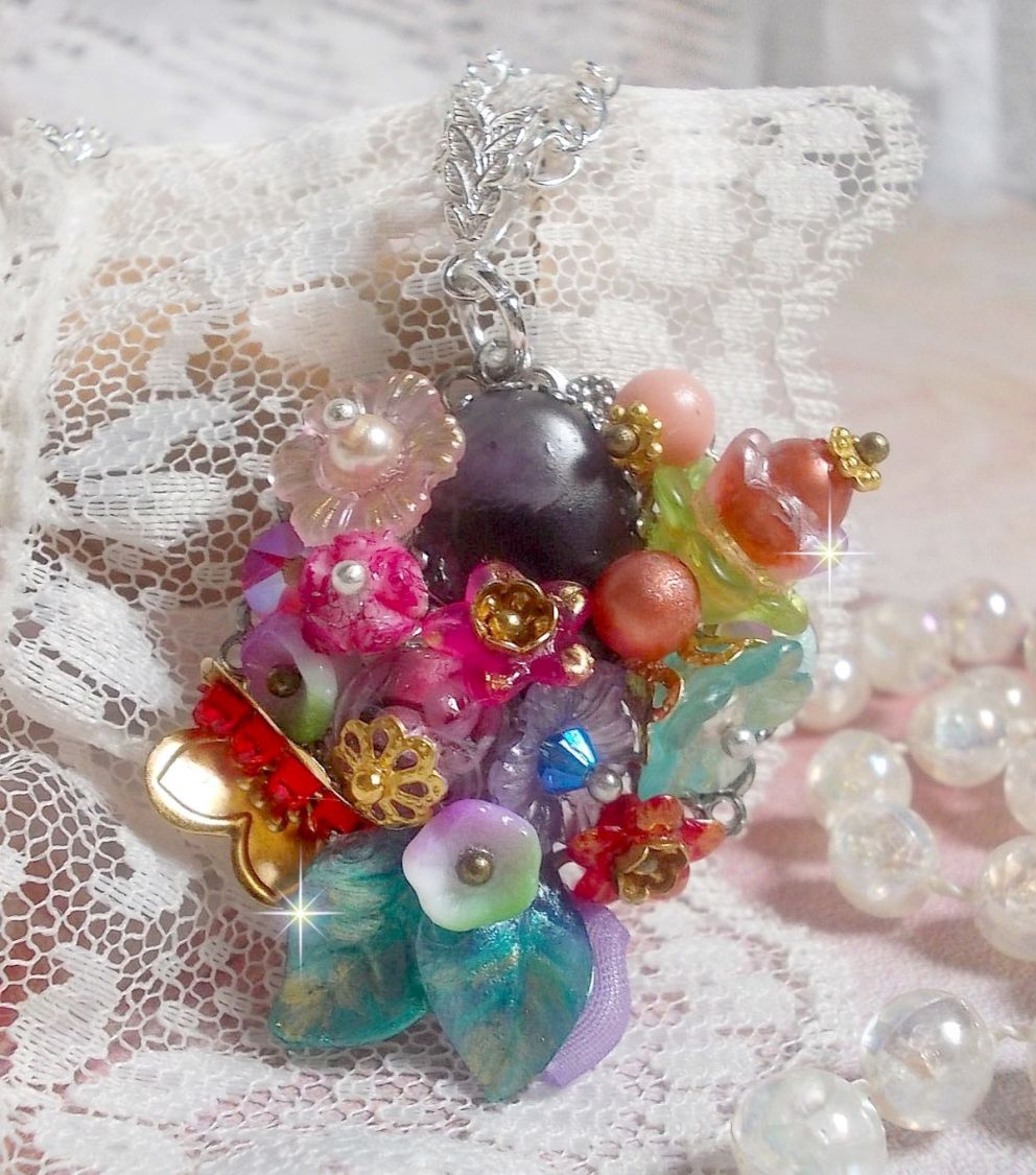Pendentif Couronne Chic Printani&egrave;re cr&eacute;&eacute; avec diverses fleurs, perles nacr&eacute;es, Murano, cristaux, Am&eacute;thyst et autres avec une cha&icirc;ne en Argent