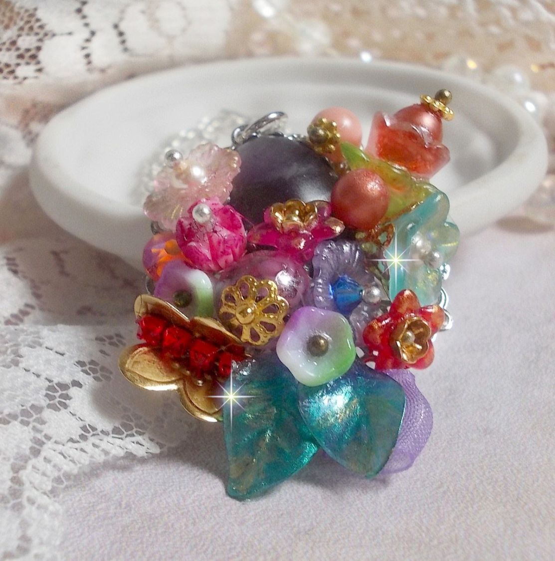 Pendentif Couronne Chic Printani&egrave;re cr&eacute;&eacute; avec diverses fleurs, perles nacr&eacute;es, Murano, cristaux, Am&eacute;thyst et autres avec une cha&icirc;ne en Argent