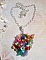 Pendentif Couronne Chic Printani&egrave;re cr&eacute;&eacute; avec diverses fleurs, perles nacr&eacute;es, Murano, cristaux, Am&eacute;thyst et autres avec une cha&icirc;ne en Argent