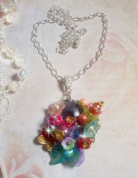Pendentif Couronne Chic Printani&egrave;re cr&eacute;&eacute; avec diverses fleurs, perles nacr&eacute;es, Murano, cristaux, Am&eacute;thyst et autres avec une cha&icirc;ne en Argent