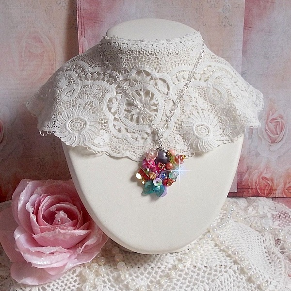 Pendentif Couronne Chic Printani&egrave;re cr&eacute;&eacute; avec diverses fleurs, perles nacr&eacute;es, Murano, cristaux, Am&eacute;thyst et autres avec une cha&icirc;ne en Argent