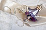 Pendentif Eclat de Cristal mont&eacute; avec une goutte en Cristal, fleurs en Verre, fleurs lucites dont une plus grande peinte &agrave; la main avec paillettes Argent&eacute;es. Une composition florale