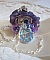 Pendentif Eclat de Cristal mont&eacute; avec une goutte en Cristal, fleurs en Verre, fleurs lucites dont une plus grande peinte &agrave; la main avec paillettes Argent&eacute;es. Une composition florale