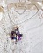 Pendentif Eclat de Cristal mont&eacute; avec une goutte en Cristal, fleurs en Verre, fleurs lucites dont une plus grande peinte &agrave; la main avec paillettes Argent&eacute;es. Une composition florale