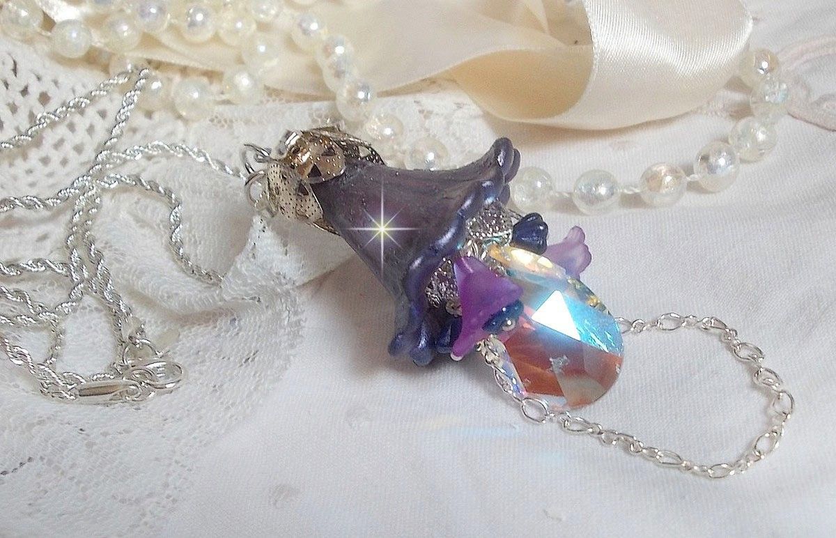 Pendentif Eclat de Cristal mont&eacute; avec une goutte en Cristal, fleurs en Verre, fleurs lucites dont une plus grande peinte &agrave; la main avec paillettes Argent&eacute;es. Une composition florale