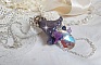 Pendentif Eclat de Cristal mont&eacute; avec une goutte en Cristal, fleurs en Verre, fleurs lucites dont une plus grande peinte &agrave; la main avec paillettes Argent&eacute;es. Une composition florale
