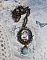 Pendentif Douce Dame cr&eacute;&eacute; avec un cabochon repr&eacute;sentant une femme au chapeau blanc orn&eacute; de cristaux, des accessoires de couleur Bronze et un jade teint&eacute; bleu 