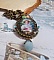 Pendentif Douce Dame cr&eacute;&eacute; avec un cabochon repr&eacute;sentant une femme au chapeau blanc orn&eacute; de cristaux, des accessoires de couleur Bronze et un jade teint&eacute; bleu 