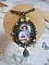 Pendentif Douce Dame cr&eacute;&eacute; avec un cabochon repr&eacute;sentant une femme au chapeau blanc orn&eacute; de cristaux, des accessoires de couleur Bronze et un jade teint&eacute; bleu 