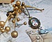 Pendentif Douce Dame cr&eacute;&eacute; avec un cabochon repr&eacute;sentant une femme au chapeau blanc orn&eacute; de cristaux, des accessoires de couleur Bronze et un jade teint&eacute; bleu 