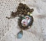 Pendentif Douce Dame cr&eacute;&eacute; avec un cabochon repr&eacute;sentant une femme au chapeau blanc orn&eacute; de cristaux, des accessoires de couleur Bronze et un jade teint&eacute; bleu 