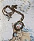 Pendentif Douce Dame cr&eacute;&eacute; avec un cabochon repr&eacute;sentant une femme au chapeau blanc orn&eacute; de cristaux, des accessoires de couleur Bronze et un jade teint&eacute; bleu 