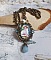 Pendentif Douce Dame cr&eacute;&eacute; avec un cabochon repr&eacute;sentant une femme au chapeau blanc orn&eacute; de cristaux, des accessoires de couleur Bronze et un jade teint&eacute; bleu 
