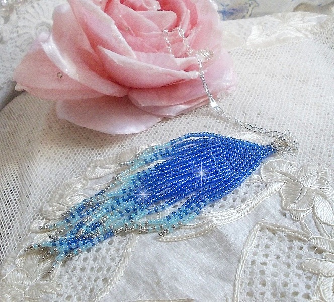 Pendentif Doux R&ecirc;ves Bleut&eacute;s aux rocailles de qualit&eacute; en verre dans les nuances de Bleu et d&rsquo;Argent. Au bruit des vagues, elles ne peuvent que vous sublimer par les mouvements et la souplesse