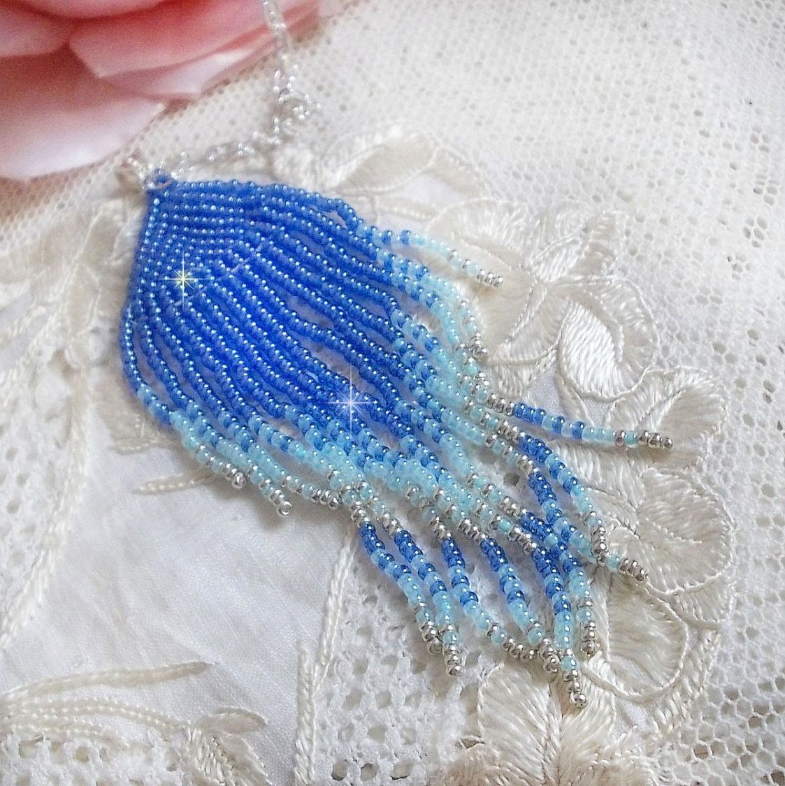 Pendentif Doux R&ecirc;ves Bleut&eacute;s aux rocailles de qualit&eacute; en verre dans les nuances de Bleu et d&rsquo;Argent. Au bruit des vagues, elles ne peuvent que vous sublimer par les mouvements et la souplesse