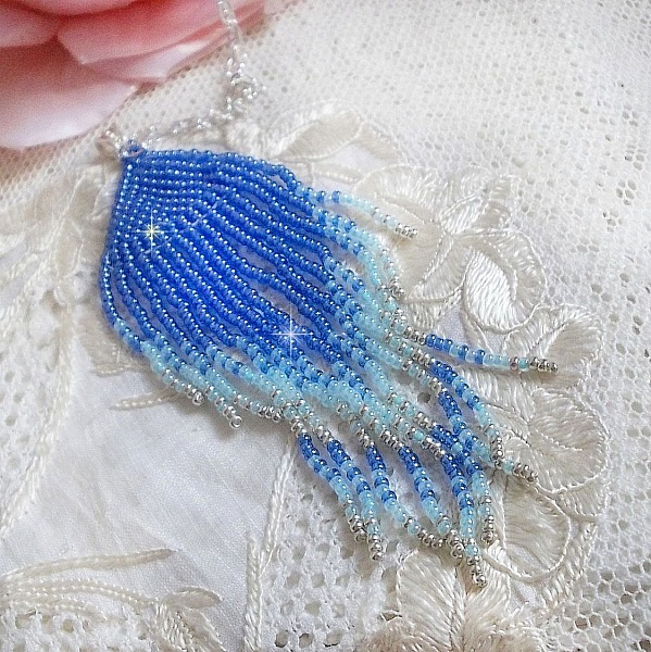 Pendentif Doux R&ecirc;ves Bleut&eacute;s aux rocailles de qualit&eacute; en verre dans les nuances de Bleu et d&rsquo;Argent. Au bruit des vagues, elles ne peuvent que vous sublimer par les mouvements et la souplesse